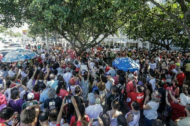 Cerca de 5 mil manifestantes contrários ao impeachment de Dilma Rousseff protestam na Avenida Atlântica, em Copacabana.