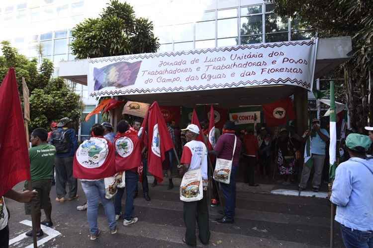 São oito grupos envolvidos no ato. Os manifestantes pedem o assentamento imediato de cerca de 120 mil famílias acampadas pelo país e a revogação da lei que permite a venda indiscriminada de terras para estrangeiros