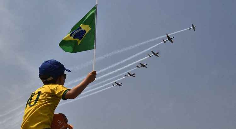 Apresentação da Esquadrilha da Fumaça no desfile de 2015: ponto alto