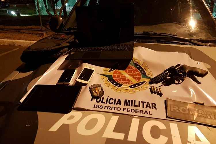 Um policial militar de folga conseguiu apreender um dos suspeitos, um adolescente de 17 anos, depois que um dos reféns conseguiu sair e avisar a polícia sobre o assalto. Os outros dois integrantes da quadrilha fugiram