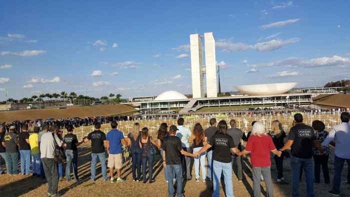 Os policiais também fizeram uma manifestação em frente ao Congresso, onde fincaram 1.073 cruzes brancas representando vítimas de mortes violentas no último ano no DF