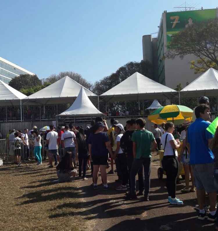 O público continua chegando à Esplanada. Em arquibancadas lotadas, espectadores ovacionam os atletas olímpicos