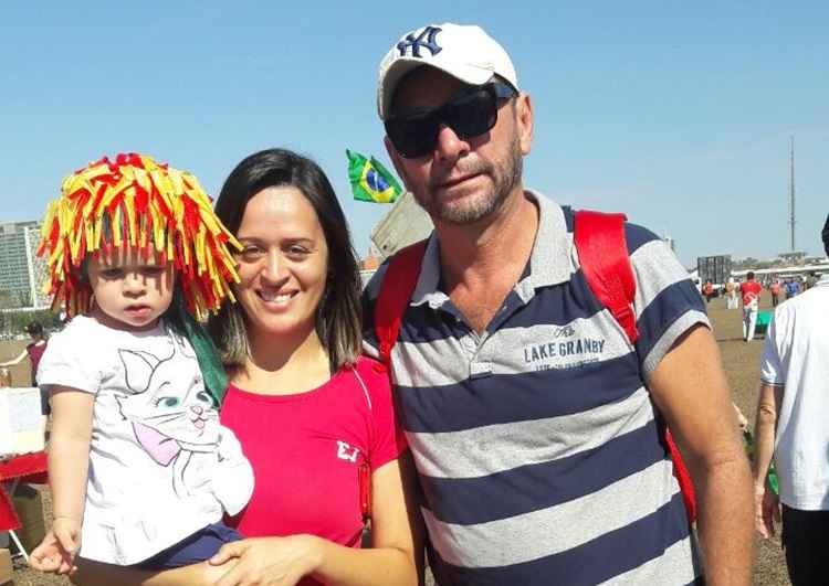 João Carlos de Medeiros Carneiro, a esposa Karytta Melo e a filha do casal Valentine