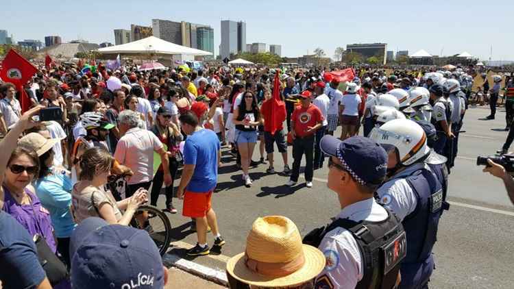 A passeata está parada em frente à catedral Metropolitana de Brasília