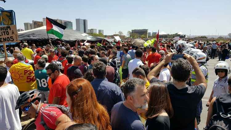 A passeata está parada em frente à catedral Metropolitana de Brasília