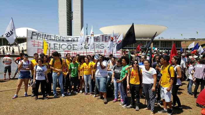 Militantes do PT estenderam uma faixa verde e amarela de 150 metros já usada no 7 de Setembro do ano passado