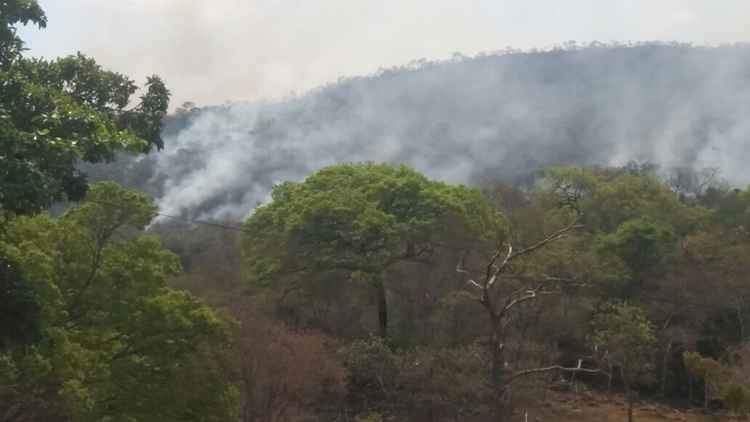 O fogo atinge algumas áreas de cachoeiras da região e já dura mais de 24 horas