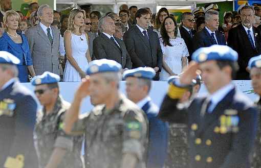 Ao lado da mulher, Marcela Temer, o presidente preferiu chegar ao desfile em um carro fechado e não passou as tropas em revista