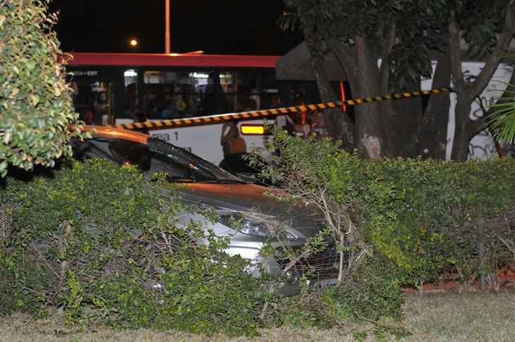 Segundo informações preliminares, o motorista do carro de passeio capotou em seguida