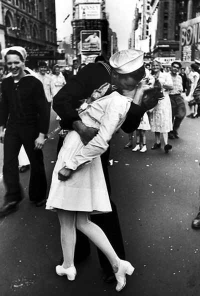 Greta Zimmer Friedman foi fotografada recebendo um beijo de um marinheiro na Times Square