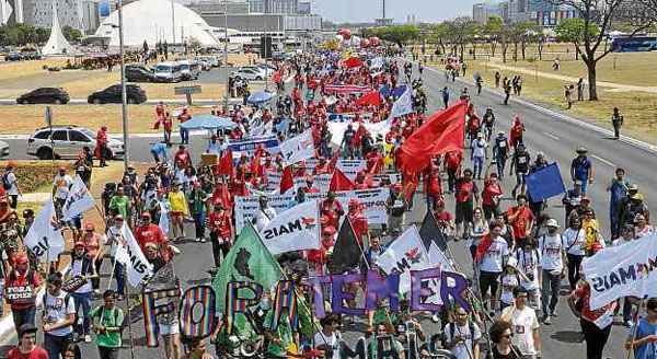 Manifestantes foram do Museu da República até o Congresso Nacional e depois ao Ministério da Fazenda