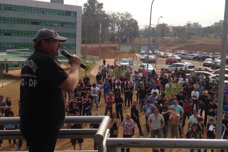 Os manifestantes exigem reajuste de 37%, o mesmo conquistado pelos colegas da PF, e levam faixas questionando o %u201Csucateamento da PCDF%u201D