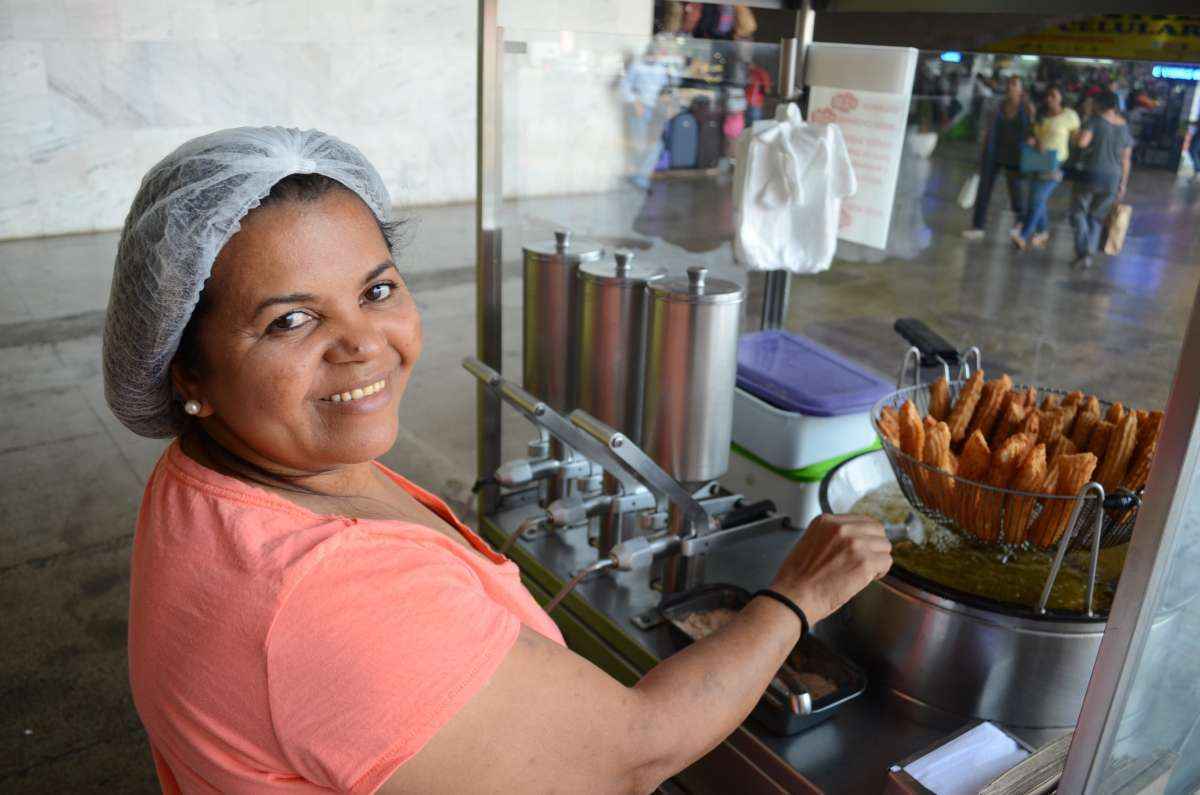 A vendedora escolheu estudar de manhã por ser o horário de menor demanda de churros na rodoviária do Plano Piloto