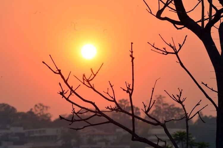 A incidência de névoa seca no Distrito Federal acaba deixando vários pontos da cidade com aspecto acinzentado e com o sol avermelhado