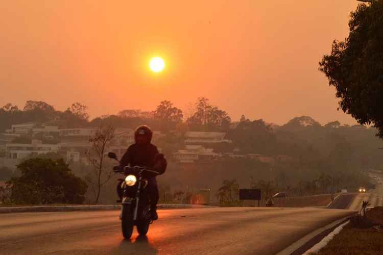 Hoje, o céu permanece de claro a parcialmente nublado com névoa seca e períodos de nublado