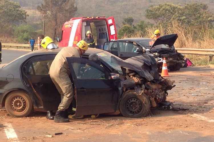 De acordo com informações dos bombeiros, um dos motoristas teria dormido ao volante, invadido o canteiro e causado a batida. A vítima que morreu estava em um dos carros no banco de trás