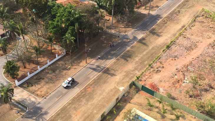 A corporação usou o helicóptero durante a busca dos criminosos