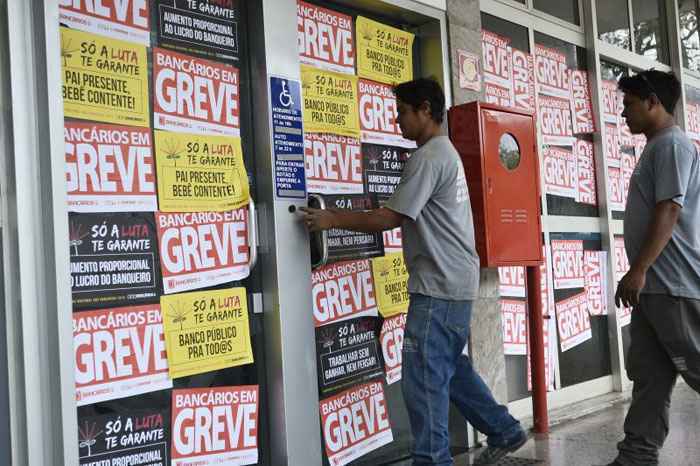 A greve dos bancários começou terça-feira passada (6). Nesta quinta-feira (15), 12.608 agências e 49 centros administrativos tiveram as atividades paralisadas em todo o Brasil, segundo o sindicato dos bancários