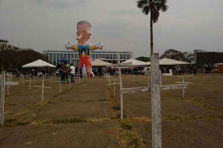 Em frente ao Palácio do Buriti, os policiais civis colocaram cruzes no chão e ergueram um boneco inflável do governador Rodrigo Rollemberg travestido de Pinóquio