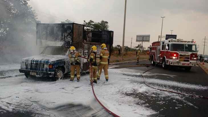 A via precisou ser interditada para atendimento dos Bombeiros