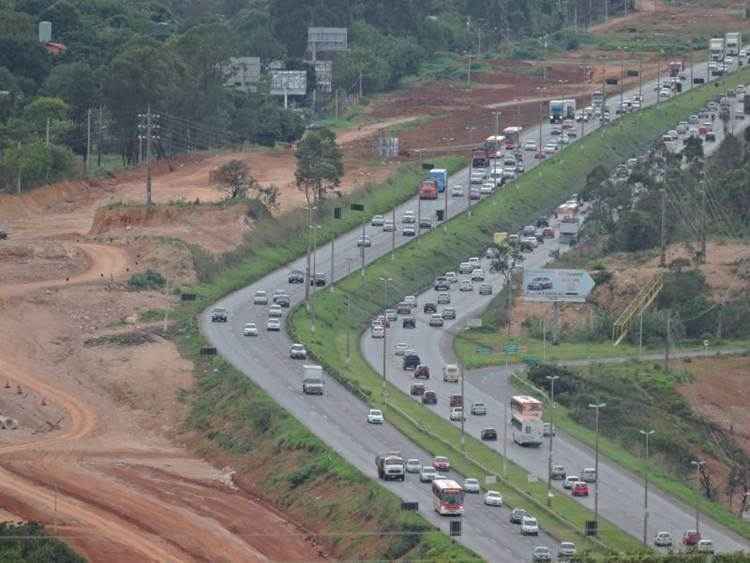 Com a ação, os dois sentidos da rodovia permanecerão interditados por quase duas horas