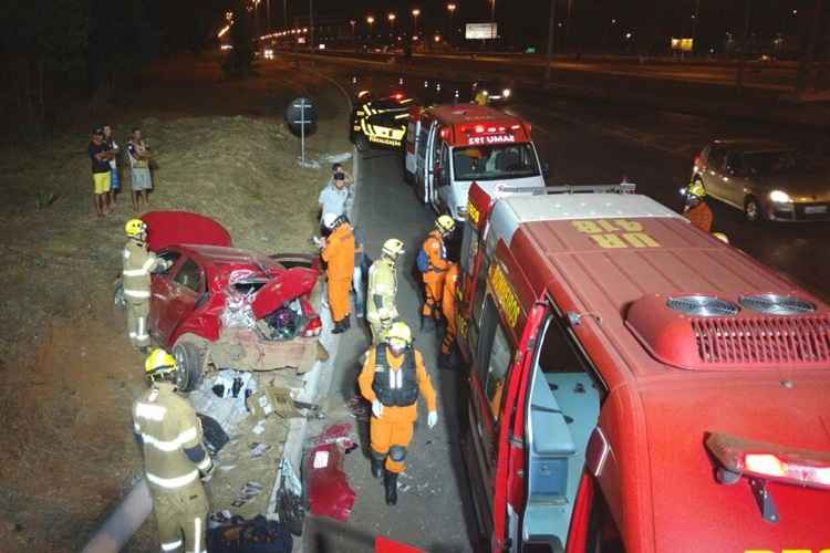 O acidente deixou a motorista de 26 anos e a passageira do carro feridas. O marido da condutora estava no veículo, mas não ficou machucado