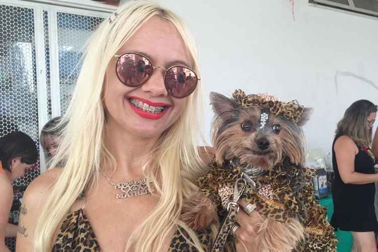 A cachorrinha Patrícia Beatriz se prepara para o desfile todos os anos. Com 11 anos, ela esbanja disposição e charme