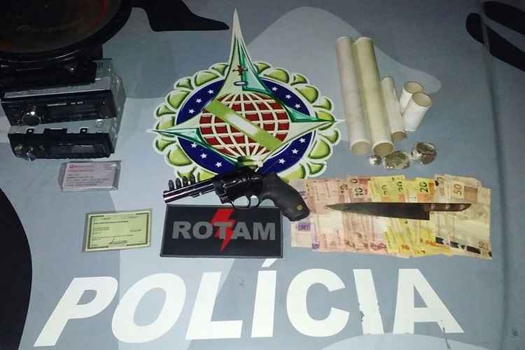 Em uma casa do Paranoá policiais encontraram um revólver calibre 38 com quatro projéteis, porções de maconha e R$ 790 em notas trocadas