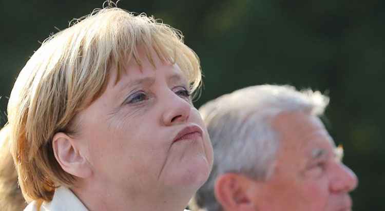 Angela Merkel, reeleita quase com maioria absoluta em 2013, amarga a queda de seu partido nas pesquisas e vê ameaçado o quarto mandato