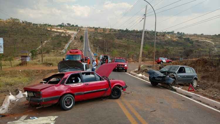 A batida entre três carros na DF-451, via que liga a BR-070 a BR-080, interditou os dois sentidos da pista