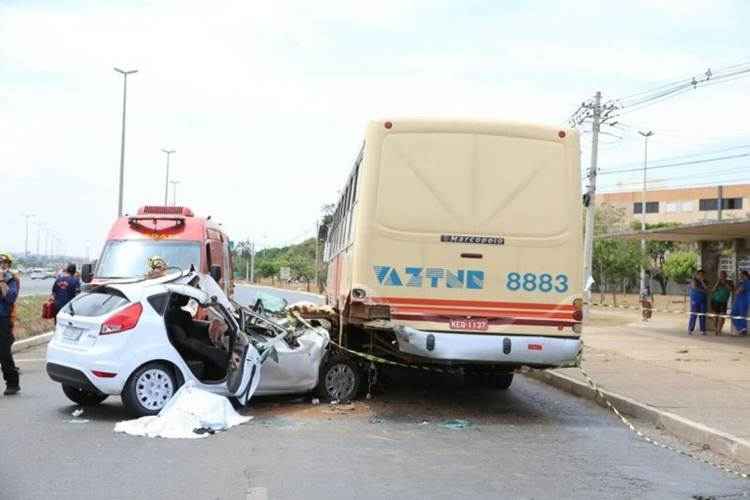 O Ford Fiesta branco bateu, em cheio, na traseira de um ônibus