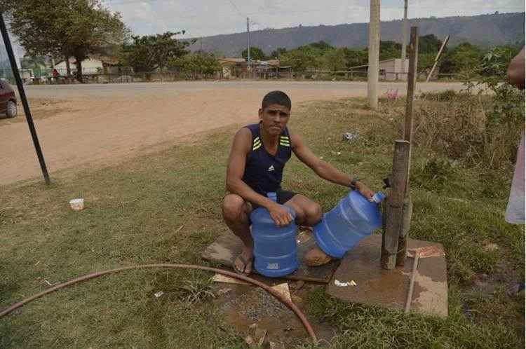 O motorista Audo Santos depende de torneira comunitária para obter água na Fercal: 