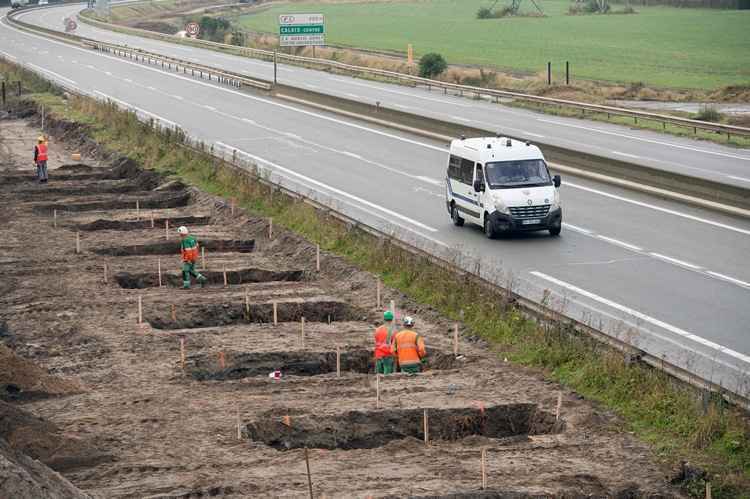 O muro, que terá um quilômetro de extensão e quatro metros de altura, fica perto da chamada 