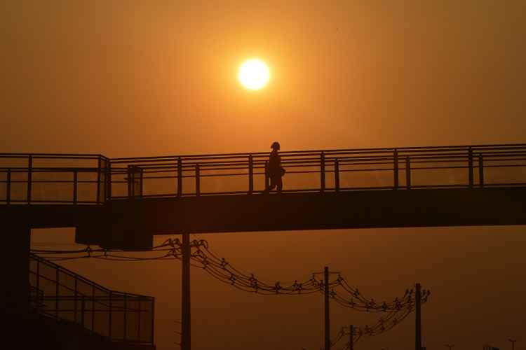 Hoje, o céu permanece de parcialmente nublado a nublado com possibilidade de chuvas em áreas isoladas. A umidade relativa do ar fica entre 80% e 30%