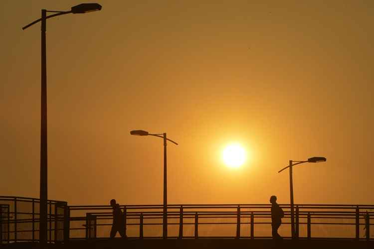 Hoje, o céu permanece de parcialmente nublado a nublado com possibilidade de chuvas em áreas isoladas. A umidade relativa do ar fica entre 80% e 30%