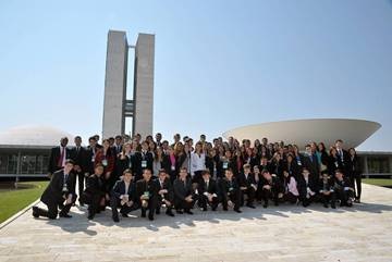 Durante a semana, estudantes participam de debates e votações de projetos de lei como se fossem deputados federais