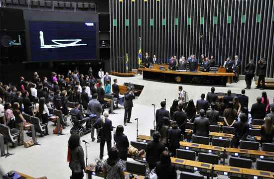 Jovens deputados participam da sessão solene de posse e eleição da mesa diretora do Parlamento Jovem Brasileiro