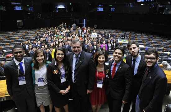 Na XIII edição do Parlamento Jovem Brasileiro, jovens se reúnem no plenário para início dos trabalhos