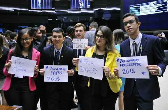 Deputados jovens demonstram apoio ao presidente Michel Temer e deputado Jair Bolsonaro.