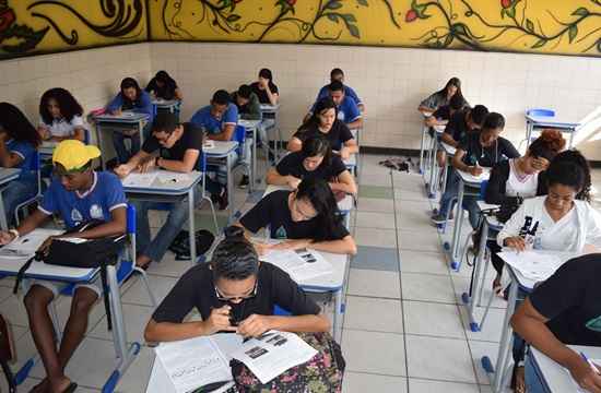 Muitos parlamentares apresentaram emendas que acrescentam disciplinas ao currículo obrigatório do ensino médio