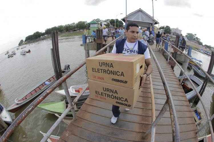 Na hora do voto: funcionário do TRE transporta urna para Ilha de Cotijuba, em Belém