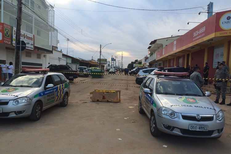 Rua onde está o cartório eleitoral está fechada e vigiada por policiais