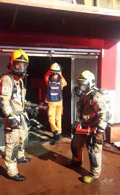 Por volta das 4h42 desta segunda-feira (3/10), o Corpo de Bombeiros atuava no combate às chamas, foram necessários duas viaturas e aproximadamente 25 minutos para conter o fogo