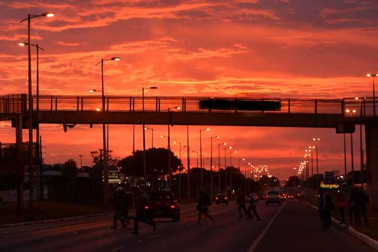 Hoje, o céu permanece de parcialmente nublado a nublado com possibilidades de chuvas isoladas