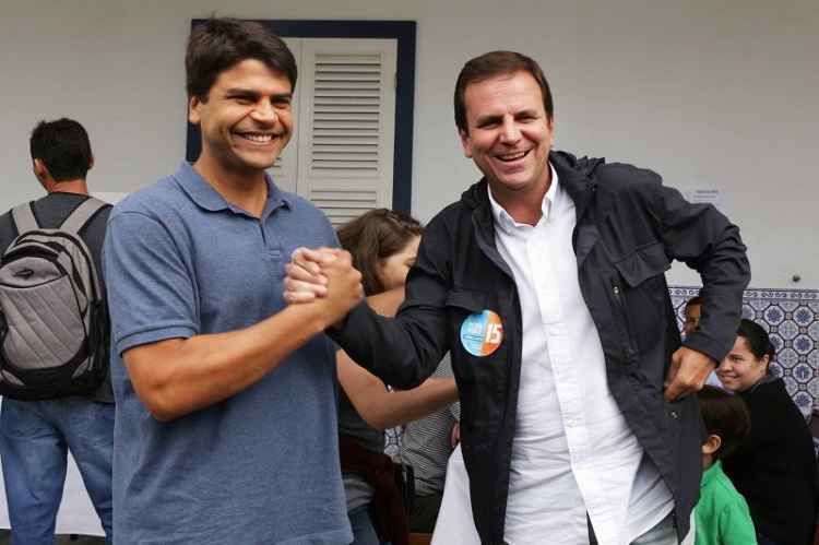 O prefeito não fez menção aos candidatos que disputarão o segundo turno, Marcelo Crivella, do PRB, e Marcelo Freixo, do PSOL, e deverá seguir a tendência do comando do PMDB de ficar neutro no segundo turno