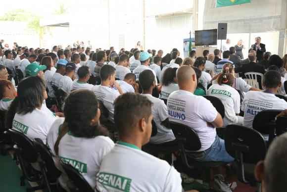 Jovens de famílias com renda per capita até R$ 154, inscritos no Cadastro para Programas Sociais do governo federal, participam do curso, aplicado pelo Senai