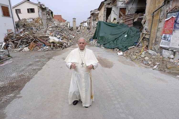 O papa Francisco chegou a Amatrice às 9H10 locais (4H10 de Brasília) e seguiu imediatamente para a escola provisória construída com material pré-fabricado, onde estudam mais de 100 crianças e adolescentes