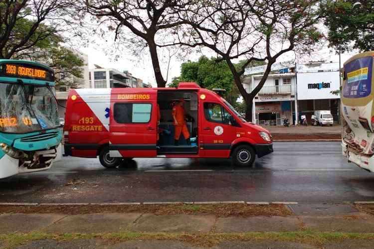 Um dos ônibus vinha de Águas Lindas, com 20 passageiros, e outro de Brazlândia, com 15, quando o primeiro atingiu a traseira do segundo