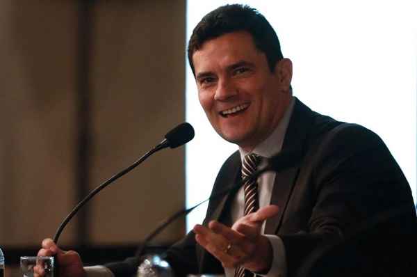 Rebatendo críticas à Operação Lava-Jato sobre um possível excesso de prisões preventivas antes do julgamento, Moro afirmou que o País está em um momento 