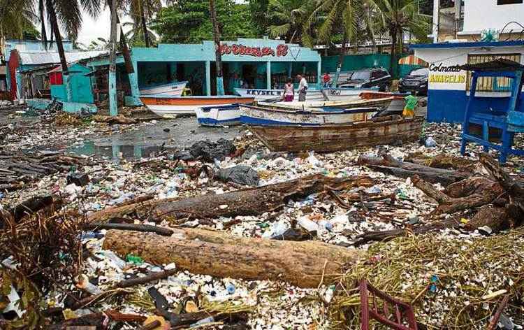 Destroços deixados pelos fortes ventos em São Domingos, capital da República Dominicana: país registrou quatro mortes durante a passagem do furacão